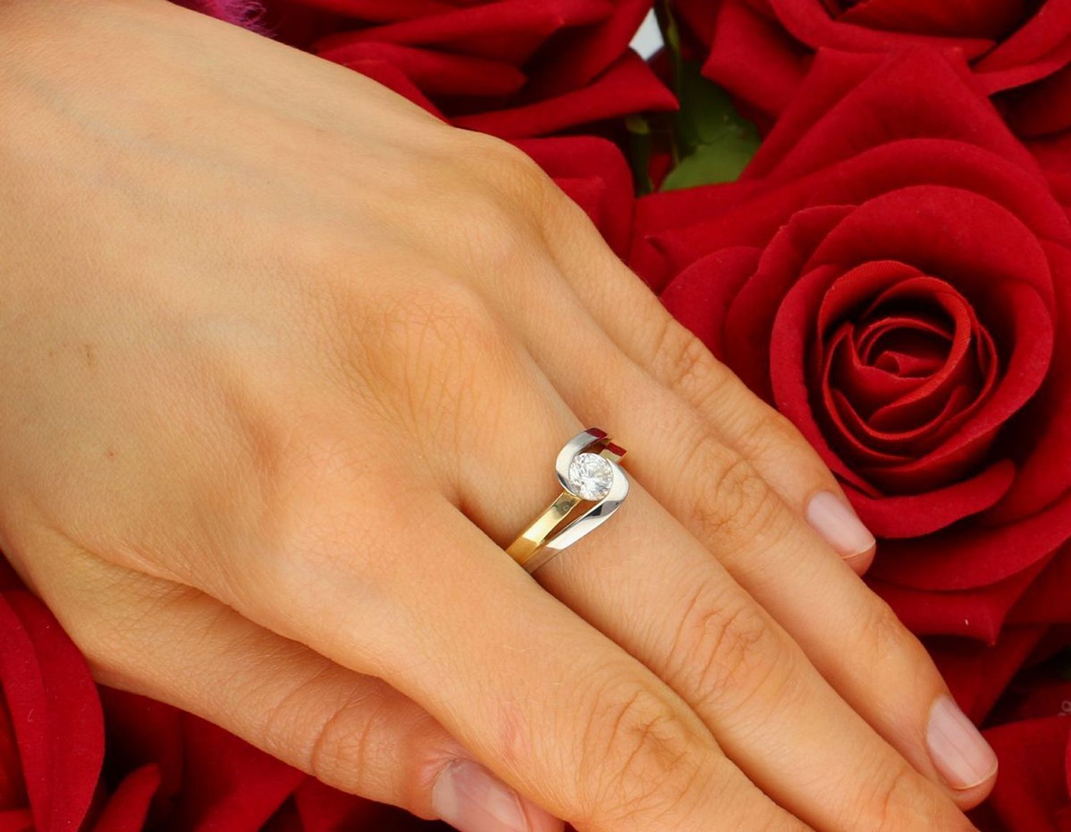 Złoty pierścionek 585 z dużą cyrkonią i białym złotem PI 1192 585 Przepiękny złoty  pierścionek, który został ozdobiony błyszczącą cyrkonią. Delikatny pierścionek sprawdzi się zarówno na co 1.jpg